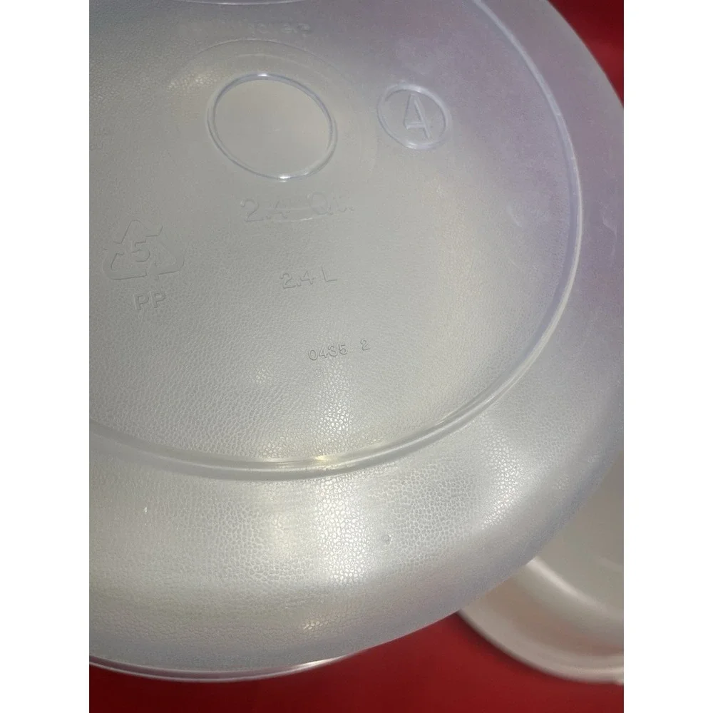 TWO Rubbermaid #4 Servin Saver Round 2.4 Qts Container Bowls w/Lids